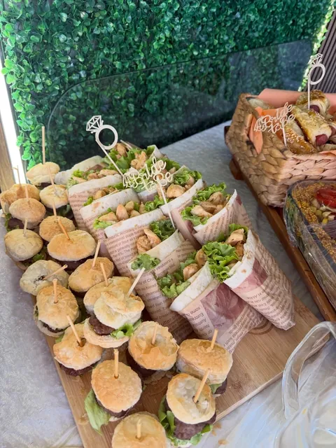 Mini burgeri i wrapovi sa „bride to be” ukrasima