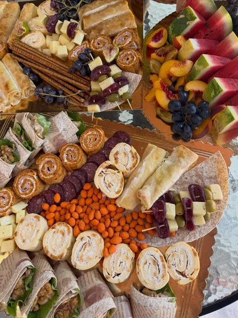 Slane plate sa rolatima, tortiljama i suhomesnatim