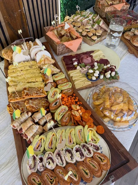 Postavljen catering sto sa rolatima, pitama i platama