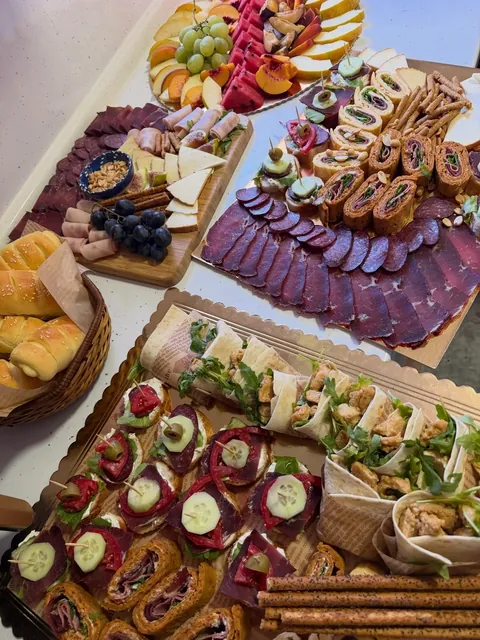 Plate sa suhomesnatim proizvodima, rolatima i brusketama
