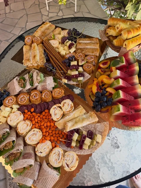 Catering sto postavljen na terasi