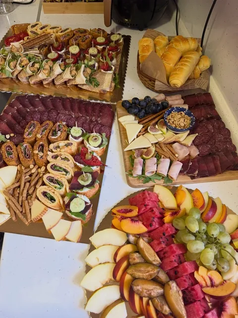 Veliki catering sto sa više plata i voćem